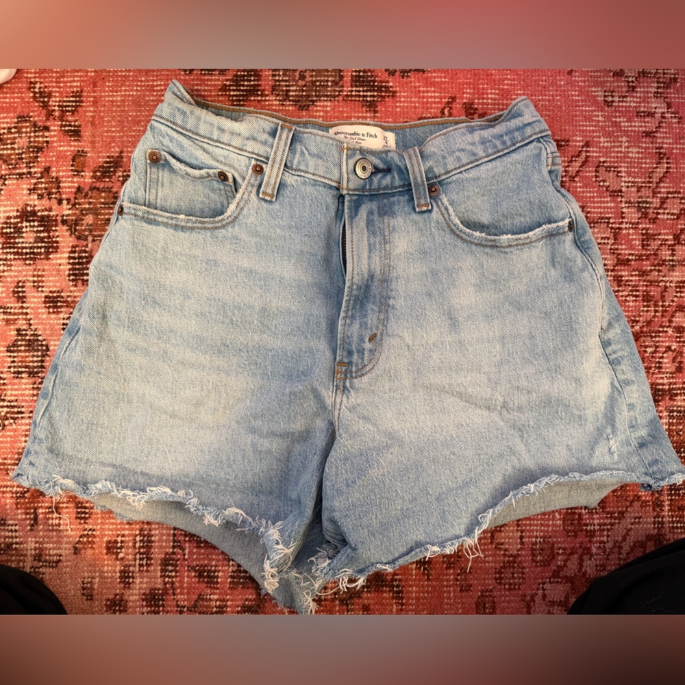 Nwot Abercrombie dad high rise short light wash size 4/27